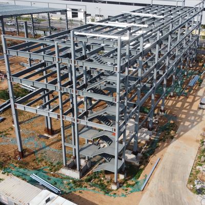 Edifício de escritórios de aço moderno de vários andares com layout característico