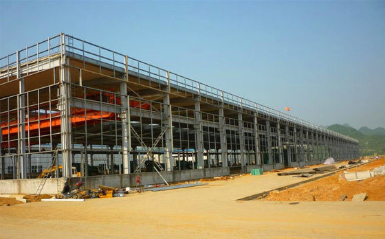 Oficina pré-fabricada resistente da construção de aço com guindaste aéreo