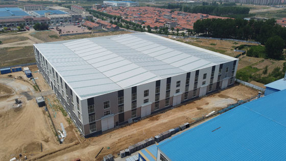 Q235B Construção de estruturas de aço Construções pré-fabricadas de aço com painel de isolamento