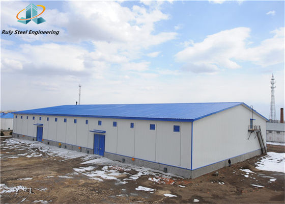 Construção pré-engenharia pré-fabricada estrutura de aço personalizada edifício com parapeito parede oficina