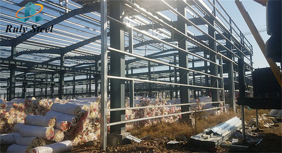 4000 metros quadrados Armazém de edifícios de estrutura de aço com revestimento isolado de EPS / lã de rocha / PU / fibra de vidro