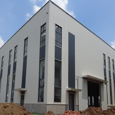 Armazém pré-fabricado com estrutura de aço e paredes de painel sanduíche