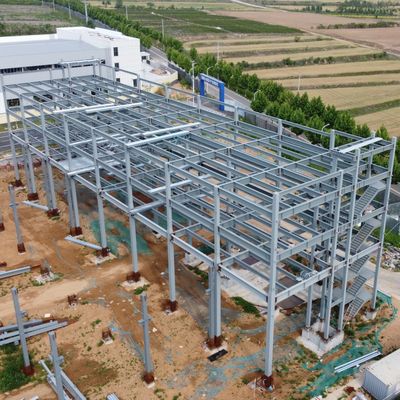 Edifício de escritórios de aço moderno de vários andares com layout característico