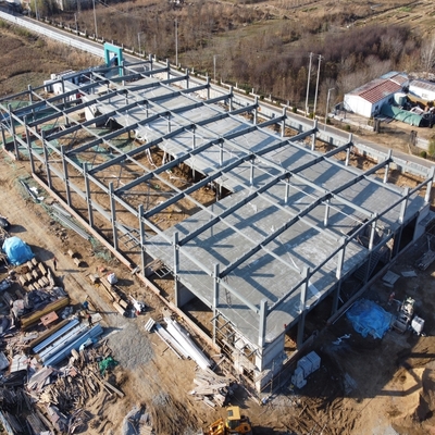 Armazém pré-fabricado com estrutura de aço e paredes de painel sanduíche