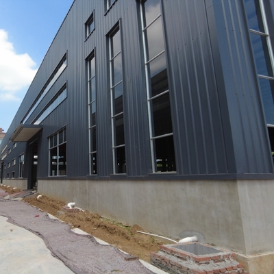 Armazém pré-fabricado com estrutura de aço e paredes de painel sanduíche