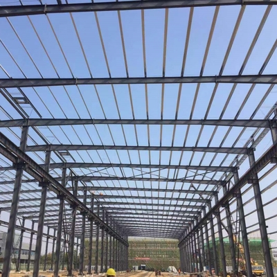 Armazém pré-fabricado em estrutura de aço 133m x 67m com painéis de lã de vidro