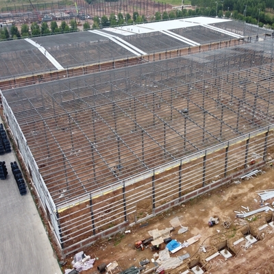 Armazém pré-fabricado em estrutura de aço 133m x 67m com painéis de lã de vidro