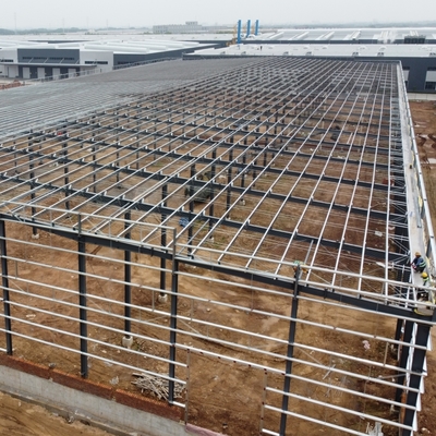 Armazém pré-fabricado em estrutura de aço 133m x 67m com painéis de lã de vidro