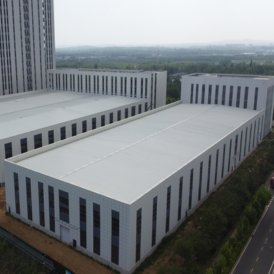 Edifício com Estrutura de Aço Pré-Fabricada e Painéis de Concreto Isolados