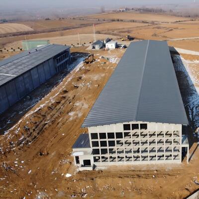 Dimensões personalizáveis Estrutura de aço de alta resistência Instalação rápida Estrutura de aço pré-fabricada Casa de aves para criação de frangos de corte